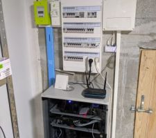 Marre de tous les fils de la box internet et du fourbi informatique dans la cave, j'ai finalement opté pour la pose d'une petite baie informatique et de poser un onduleur au passage. Ça valait le coup! :-)