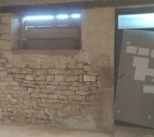 Mur de la buanderie... Oups, encore un mur en pierres apparentes ?!