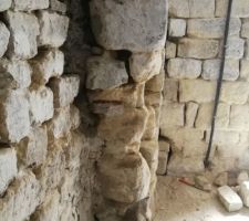 Vue profil d'un poteau mis à nu de ciment avec pierres très usées