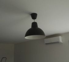 Luminaires table &agrave; manger install&eacute;s.