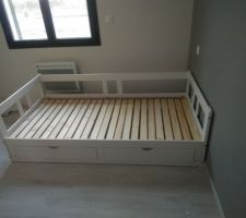 Lit de la petite monté. Acheter à Castorama.
Un peu cassé tête le montage.