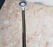 Encastrement de l'évacuation pour la douche de l'étage avec entaille des solives
