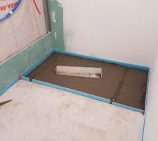 Coffrage en béton pour le receveur Villeroy et Boch "Squaro Infinity" de la suite parentale