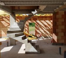 J98 - Escalier d&eacute;coffr&eacute;