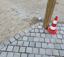 Finalisation des paves autour des poteaux du carport