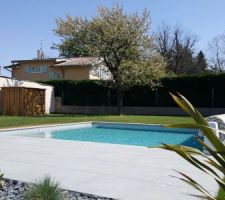 La piscine est prêt à recevoir les baigneurs pour leur premier bain de l'année!
Eau à 21°... Bien suffisant vu la motivation :-)