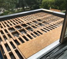Terrasse temporaire à base de palettes et OSB de recupération