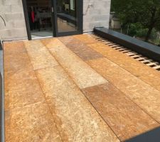 Terrasse temporaire à base de palettes et OSB de recupération