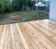 La terrasse est quasiment finie... et sous la pluie !