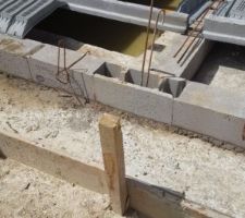 L'eau présente n'a pas été pompée, des parpaings creux ont été utilisés alors qu'il y a un drainage prévu... ils auraient du utiliser que des blocs à bancher tels que le parpaing du milieu.