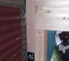 Grosse poutre GL24H 20x44 : support contre poteau (fixation à terminer avec tire-fonds et équerres).