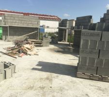 Apres un mois et demi de confinement et donc arrêt des travaux, livraison des parpaing, sable et ciment pour l'élévation des murs