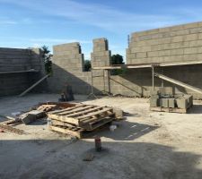 Apres un mois et demi de confinement et donc arr&ecirc;t des travaux, livraison des parpaing, sable et ciment pour l'&eacute;l&eacute;vation des murs