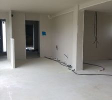 Cuisine et salle à manger depuis la salle à manger
(les toilettes sont au milieu du salon mais ça ne va pas durer)