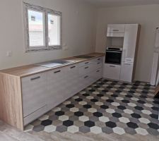 La cuisine est installée. Il ne manque qu'à finir l'évier et la hotte et installer le frigo