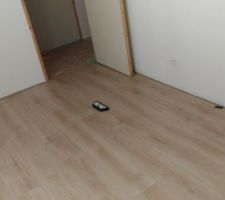 Pose du parquet dans la première chambre.