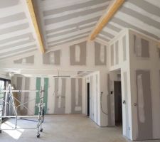 Vue cuisine / rampant depuis le salon, bandes placo fraîches