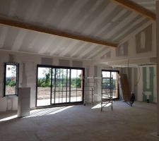 Vue cuisine / salon : joints placo frais, chantier propre ! :)