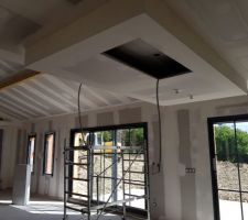Vue cuisine - descente de plafond au-dessus de l'îlot / trou hotte