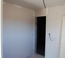 Porte donnant dans le garage