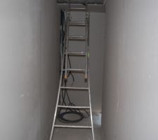 Escalier provisoire pour monter a l'etage