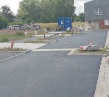 D&eacute;but du lotissement avec r&eacute;tr&eacute;cissement chauss&eacute;e