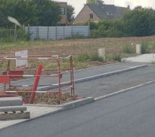 D&eacute;but du lotissement avec r&eacute;tr&eacute;cissement chauss&eacute;e devant notre terrain