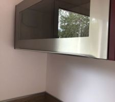 Mr a posé les poignées sur les 2 meuble hauts de la cuisine
