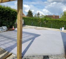 Pose de la première phase de béton désactivé. Séchage en cours avant le lavage prévu demain