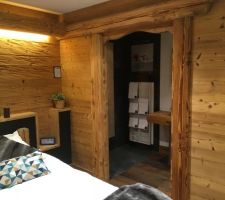 Lambris Epicea thermo éclaté et brossé, pour les chambres orientées nord et les plafonds