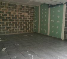 Le carrelage du garage est posé !! C'est bien, il reste à habiller le mur du fond et la suite du mur jusque la porte car ça fait un peu tâche...