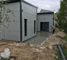 Terrasse Est de 28m2. Manque les brises soleil qui viendront sur le dessus.