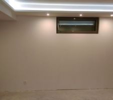 Vue du faux plafond, avant pose miroir, et sol PVC.