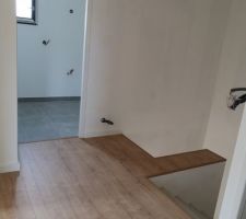 Parquet fini avec les plinthes blanches