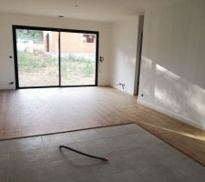 Parquet fini avec les plinthes blanches