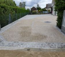 La cour vue du portail avec béton désactivé et gravier sur nidagravel