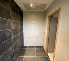Erreur de joints dans la salle de bain parentale...
Inversion des joints blancs et gris!...