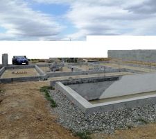 La voiture devant son garage. Elle a hâte de pouvoir y dormir ^^