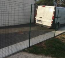 S&eacute;paration faite avec le voisin qui a fait une division de son terrain.