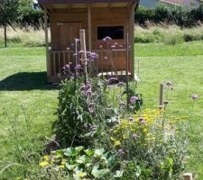 Nous avons remis la cabane du fiston, au dessus du puits, elle n'est plus en hauteur