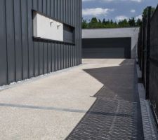 Allée de garage en béton lavé / pavés