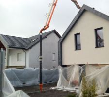 Travaux en cours pour revêtement en béton lavé