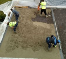 Travaux en cours pour revêtement en béton lavé