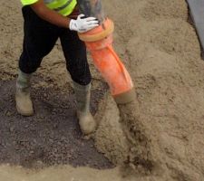 Travaux en cours pour revêtement en béton lavé