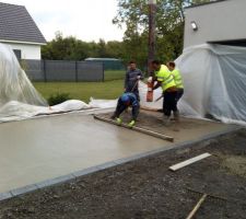 Travaux en cours pour revêtement en béton lavé