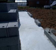 Du fond au premier plan : emplacement des deux portes fen&ecirc;tres et de la porte d'entr&eacute;e ...