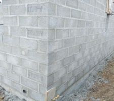 Je pense que c'est le rebouchage du trou qui a &eacute;t&eacute; fait pour s'assurer du cha&icirc;nage vertical et que le b&eacute;ton descende bien jusqu'en bas ...