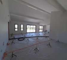 Préparation de la chape avant le coulage, pose des repères