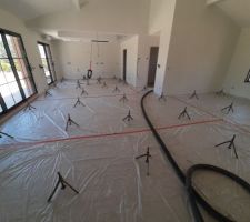 Préparation de la chape avant le coulage, pose des repères