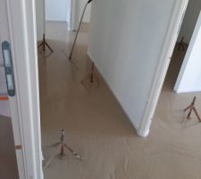 Coulage de la chape en cours dans le couloir